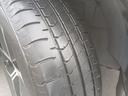 買ってすぐタイヤ交換なんて嫌ですよね?当店の車のタイヤは溝もバッチリございます!