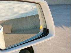 ��Ѥ���μ֤��Τ����ɥ饤�С��������ѹ���Ԥ��ݤˡ��ٹ𲻤ȶ������դ�¥���Ƥ����֥饤��ɥ������ȥ��󥵡���ܡ� 4