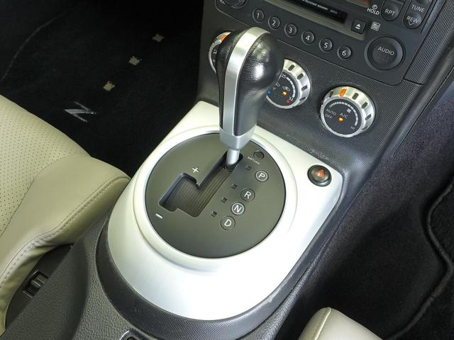 フェアレディＺ バージョンＴ　禁煙車　本革シート（グレー）　ＮＩＳＭＯマフラー　純正ナビ　バックカメラ　クリアランスソナー　パワーシート　シートヒーター　ＢＯＳＥサウンドシステム　パワーステアリング　運転席エアバッグ　ＡＢＳ（17枚目）