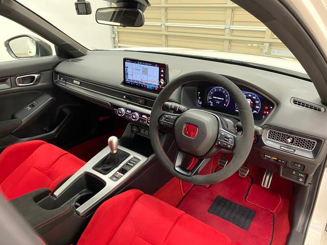 シビック タイプＲ　純正ＭＴ　禁煙車　オートプロデュースボスＥＣＵ　無限ドアハンドルプロテクター　無限スカッフプレート　ＳＰＯＯＮエアクリーナー　コムテックドライブレコーダー　社外マフラーカッター　社外フロアマット（4枚目）