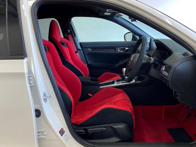 シビック タイプＲ　純正ＭＴ　禁煙車　オートプロデュースボスＥＣＵ　無限ドアハンドルプロテクター　無限スカッフプレート　ＳＰＯＯＮエアクリーナー　コムテックドライブレコーダー　社外マフラーカッター　社外フロアマット（6枚目）