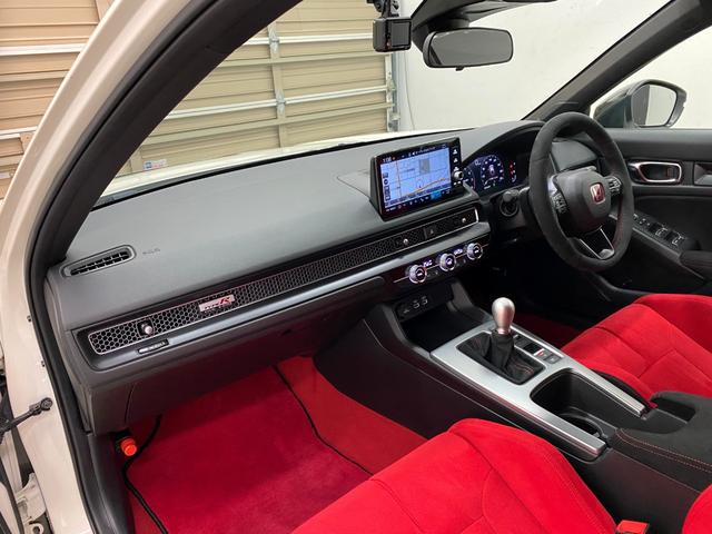 シビック タイプＲ　純正ＭＴ　禁煙車　オートプロデュースボスＥＣＵ　無限ドアハンドルプロテクター　無限スカッフプレート　ＳＰＯＯＮエアクリーナー　コムテックドライブレコーダー　社外マフラーカッター　社外フロアマット（7枚目）