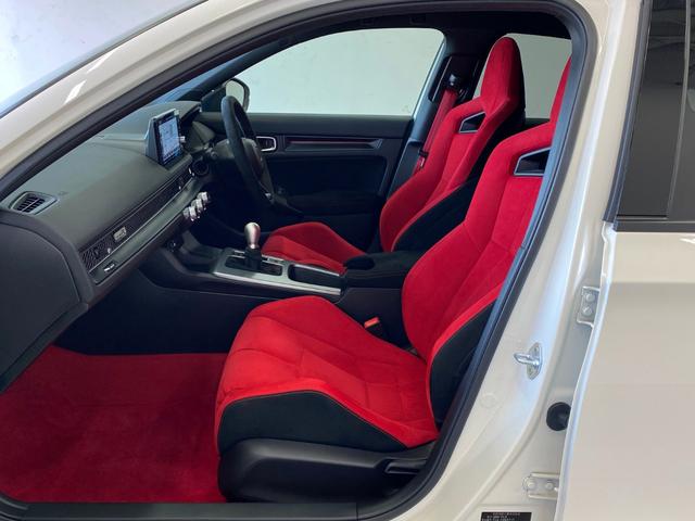 シビック タイプＲ　純正ＭＴ　禁煙車　オートプロデュースボスＥＣＵ　無限ドアハンドルプロテクター　無限スカッフプレート　ＳＰＯＯＮエアクリーナー　コムテックドライブレコーダー　社外マフラーカッター　社外フロアマット（8枚目）