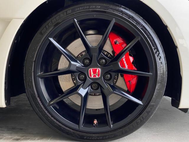 シビック タイプＲ　純正ＭＴ　禁煙車　オートプロデュースボスＥＣＵ　無限ドアハンドルプロテクター　無限スカッフプレート　ＳＰＯＯＮエアクリーナー　コムテックドライブレコーダー　社外マフラーカッター　社外フロアマット（17枚目）