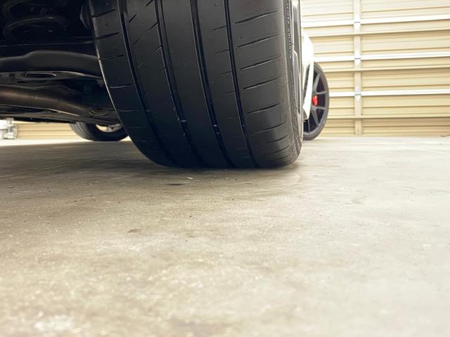 シビック タイプＲ　純正ＭＴ　禁煙車　オートプロデュースボスＥＣＵ　無限ドアハンドルプロテクター　無限スカッフプレート　ＳＰＯＯＮエアクリーナー　コムテックドライブレコーダー　社外マフラーカッター　社外フロアマット（18枚目）