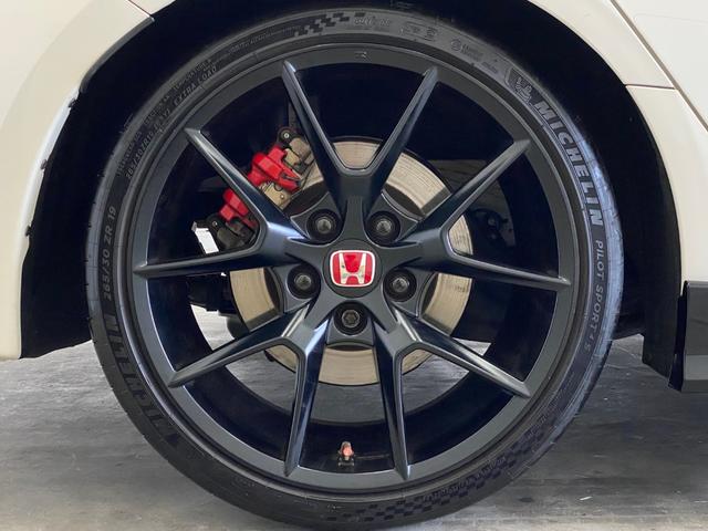 シビック タイプＲ　純正ＭＴ　禁煙車　オートプロデュースボスＥＣＵ　無限ドアハンドルプロテクター　無限スカッフプレート　ＳＰＯＯＮエアクリーナー　コムテックドライブレコーダー　社外マフラーカッター　社外フロアマット（19枚目）