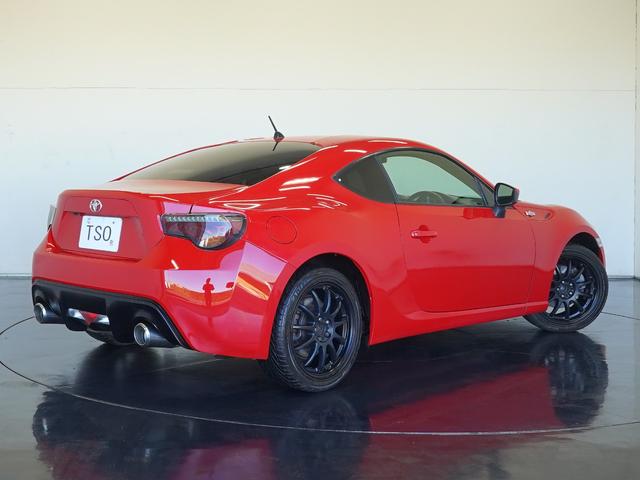 ８６ ＧＴ　ＷＯＲＫ製１７インチアルミホイール　社外テールランプ　純正フロアマット　トルセンＬＳＤ　ディスチャージヘッドランプ　本革巻きステアリング　アルミペダル　スマートエントリー＆スタートシステム（2枚目）