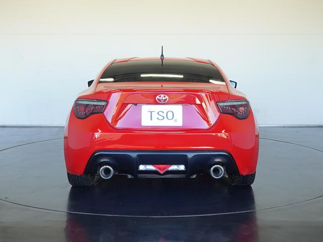 ８６ ＧＴ　ＷＯＲＫ製１７インチアルミホイール　社外テールランプ　純正フロアマット　トルセンＬＳＤ　ディスチャージヘッドランプ　本革巻きステアリング　アルミペダル　スマートエントリー＆スタートシステム（4枚目）