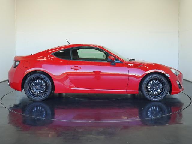 ８６ ＧＴ　ＷＯＲＫ製１７インチアルミホイール　社外テールランプ　純正フロアマット　トルセンＬＳＤ　ディスチャージヘッドランプ　本革巻きステアリング　アルミペダル　スマートエントリー＆スタートシステム（5枚目）