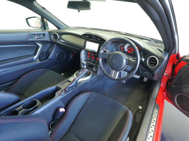 ８６ ＧＴ　ＷＯＲＫ製１７インチアルミホイール　社外テールランプ　純正フロアマット　トルセンＬＳＤ　ディスチャージヘッドランプ　本革巻きステアリング　アルミペダル　スマートエントリー＆スタートシステム（7枚目）