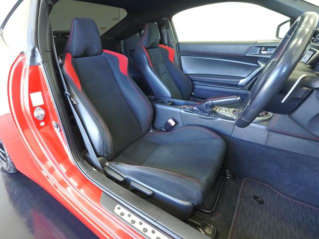 ８６ ＧＴ　ＷＯＲＫ製１７インチアルミホイール　社外テールランプ　純正フロアマット　トルセンＬＳＤ　ディスチャージヘッドランプ　本革巻きステアリング　アルミペダル　スマートエントリー＆スタートシステム（8枚目）