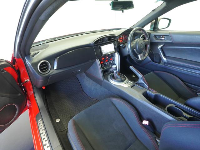 ８６ ＧＴ　ＷＯＲＫ製１７インチアルミホイール　社外テールランプ　純正フロアマット　トルセンＬＳＤ　ディスチャージヘッドランプ　本革巻きステアリング　アルミペダル　スマートエントリー＆スタートシステム（10枚目）