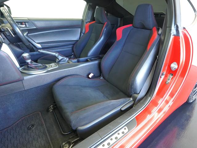 ８６ ＧＴ　ＷＯＲＫ製１７インチアルミホイール　社外テールランプ　純正フロアマット　トルセンＬＳＤ　ディスチャージヘッドランプ　本革巻きステアリング　アルミペダル　スマートエントリー＆スタートシステム（11枚目）