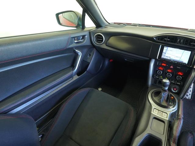 ８６ ＧＴ　ＷＯＲＫ製１７インチアルミホイール　社外テールランプ　純正フロアマット　トルセンＬＳＤ　ディスチャージヘッドランプ　本革巻きステアリング　アルミペダル　スマートエントリー＆スタートシステム（14枚目）