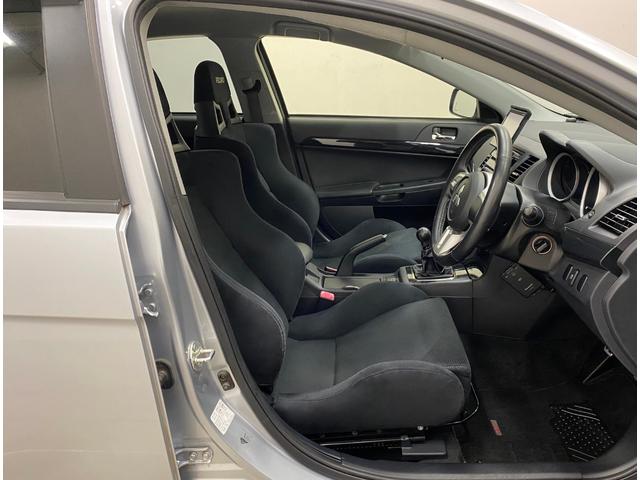 ランサー ＧＳＲエボリューションＸ　純正ＭＴ　純正オプションフォグランプ　純正オプショントランクリッドスポイラー　純正オプションフロアマット　純正オプションドアバイザー　バックカメラ　ＥＴＣ　アルミルーフパネル　アルミフェンダーパネル（7枚目）