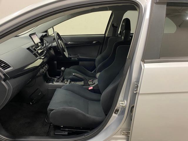 ランサー ＧＳＲエボリューションＸ　純正ＭＴ　純正オプションフォグランプ　純正オプショントランクリッドスポイラー　純正オプションフロアマット　純正オプションドアバイザー　バックカメラ　ＥＴＣ　アルミルーフパネル　アルミフェンダーパネル（9枚目）