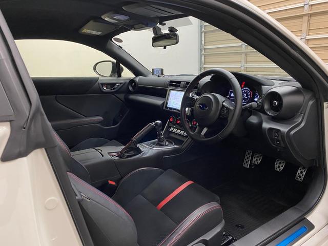 BRZ S 純正MT ワンオーナー 禁煙車 STiエアロパッケージ STiドアハンドルプロテクター 純正フロアマット 純正ドラレコ 純正ドアミラーオートシステム 純正エアアウトレットガーニッシュ ETC TV(5枚目)