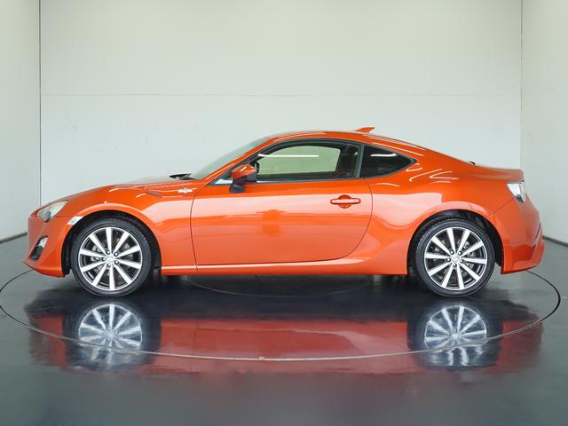 ８６ ＧＴ　６速ＡＴ　ＴＲＤリアハーフスポイラー　社外ＡＷ　ナビフルセグＴＶ　バックカメラ　ディスチャージヘッドランプ　スマートキー　ＤＶＤ再生　Ｂｌｕｅｔｏｏｔｈ対応　ＥＴＣ車載器　オートライト（6枚目）