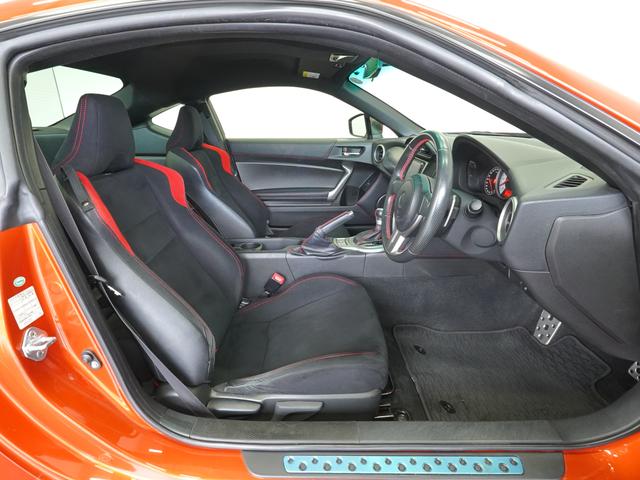 ８６ ＧＴ　６速ＡＴ　ＴＲＤリアハーフスポイラー　社外ＡＷ　ナビフルセグＴＶ　バックカメラ　ディスチャージヘッドランプ　スマートキー　ＤＶＤ再生　Ｂｌｕｅｔｏｏｔｈ対応　ＥＴＣ車載器　オートライト（9枚目）