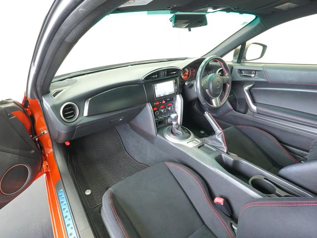 ８６ ＧＴ　６速ＡＴ　ＴＲＤリアハーフスポイラー　社外ＡＷ　ナビフルセグＴＶ　バックカメラ　ディスチャージヘッドランプ　スマートキー　ＤＶＤ再生　Ｂｌｕｅｔｏｏｔｈ対応　ＥＴＣ車載器　オートライト（10枚目）
