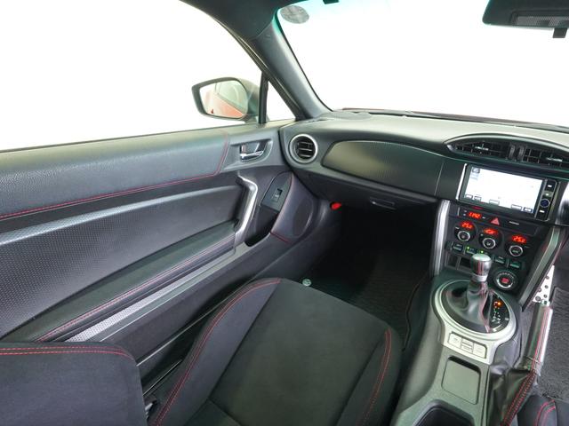 ８６ ＧＴ　６速ＡＴ　ＴＲＤリアハーフスポイラー　社外ＡＷ　ナビフルセグＴＶ　バックカメラ　ディスチャージヘッドランプ　スマートキー　ＤＶＤ再生　Ｂｌｕｅｔｏｏｔｈ対応　ＥＴＣ車載器　オートライト（14枚目）