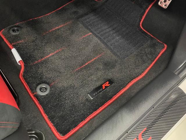 シビック タイプＲ　純正ＭＴ　ワンオーナー　禁煙車　純正ドライブレコーダー（前後）　無限ドアハンドルプロテクター　純正フロアマット　Ｂｒｅｍｂｏ社製フロントアルミ対向４ポットキャリパー　アルミ製フロントフード（16枚目）