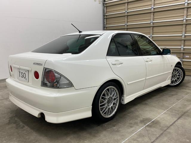 アルテッツァ ＲＳ２００　Ｚエディション　純正ＭＴ　ＴＲＤサスペンション　純正オプションＢＢＳ製ホイール　純正ＯＰネオカスタマイズバンパー　純正ＯＰサイドステップ　純正ＯＰリアアンダースポイラー　純正ＯＰフロアマット　ナビ　ＴＶ（2枚目）