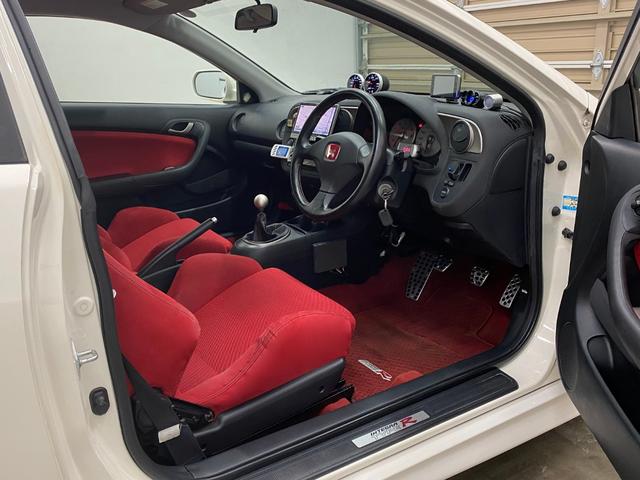 インテグラ タイプＲ　純正ＭＴ　ＨＫＳマフラー　ＲＥＣＡＲＯシート（フロント）　社外ウイング　社外ホイール　社外ボンネット　フロントｂｒｅｍｂｏ社製アルミ対向４ポットキャリパー　ＡＢＳ　フルオートエアコン　キーレス（8枚目）