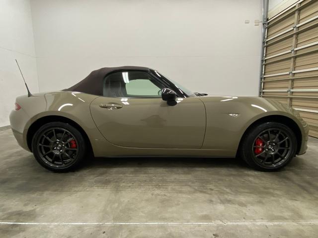 ロードスター ブラウン・トップ　純正ＭＴ　ワンオーナー　Ｂｒｅｍｂｏ社製フロント対向４ピストンキャリパー　１６インチＲＡＹＳ社製鍛造アルミホイール　シート（ナッパレザー／カラー：テラコッタ）　ソフトトップカラー：ブラウン（5枚目）