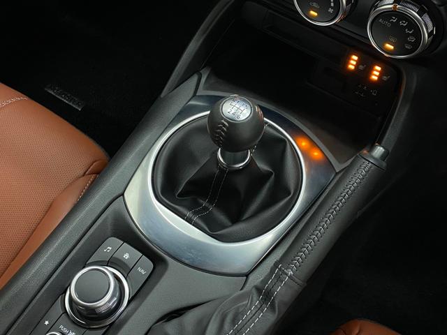 ロードスター ブラウン・トップ　純正ＭＴ　ワンオーナー　Ｂｒｅｍｂｏ社製フロント対向４ピストンキャリパー　１６インチＲＡＹＳ社製鍛造アルミホイール　シート（ナッパレザー／カラー：テラコッタ）　ソフトトップカラー：ブラウン（16枚目）