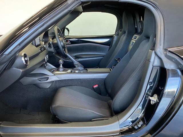 ロードスター Ｓスペシャルパッケージ　純正ＭＴ　禁煙車　オートライトシステム　自動防眩ルームミラー　センターディスプレイ　フルオートエアコン　トルクセンシング式スーパーＬＳＤ　リアスタビライザー　トンネルブレースバー　ＬＥＤヘッドランプ（12枚目）