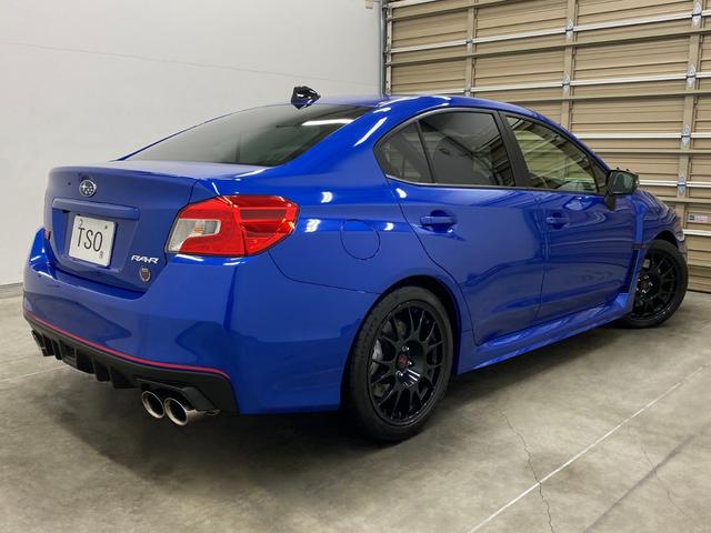 ＷＲＸ ＳＴＩ タイプＲＡ－Ｒ　純正ＭＴ　５００台限定車　禁煙車　ＥＪ２０バランスドＢＯＸＥＲ　ＳＴＩ製ＢＢＳホイール　ブレンボ製ベンチレーテッドディスクブレーキ　ＳＴＩ低背圧パフォーマンスマフラー　ＲＡ－Ｒリヤオーナメント（2枚目）