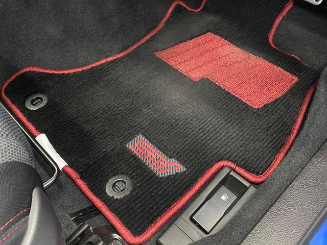 ＷＲＸ ＳＴＩ タイプＲＡ－Ｒ　純正ＭＴ　５００台限定車　禁煙車　ＥＪ２０バランスドＢＯＸＥＲ　ＳＴＩ製ＢＢＳホイール　ブレンボ製ベンチレーテッドディスクブレーキ　ＳＴＩ低背圧パフォーマンスマフラー　ＲＡ－Ｒリヤオーナメント（16枚目）