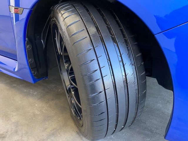 ＷＲＸ ＳＴＩ タイプＲＡ－Ｒ　純正ＭＴ　５００台限定車　禁煙車　ＥＪ２０バランスドＢＯＸＥＲ　ＳＴＩ製ＢＢＳホイール　ブレンボ製ベンチレーテッドディスクブレーキ　ＳＴＩ低背圧パフォーマンスマフラー　ＲＡ－Ｒリヤオーナメント（18枚目）