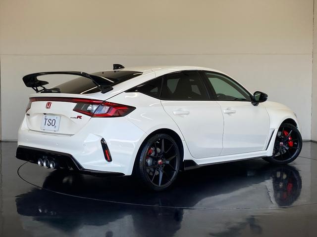 シビック タイプR レーシングブラックパッケージ 純正MT ワンオーナー 禁煙車 ウルトラスエードダッシュボード/フロントドアライニング 前席(ラックススエード) ワイヤレス充電器 自動防眩ルームミラー エアコンアウトレットノブ(ブラック) ETC(2枚目)
