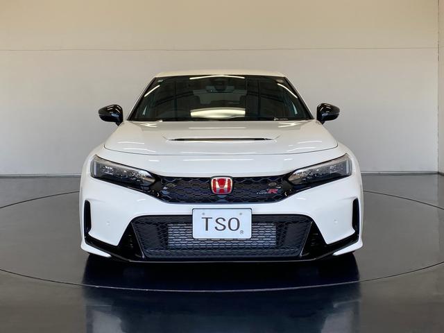 シビック タイプR レーシングブラックパッケージ 純正MT ワンオーナー 禁煙車 ウルトラスエードダッシュボード/フロントドアライニング 前席(ラックススエード) ワイヤレス充電器 自動防眩ルームミラー エアコンアウトレットノブ(ブラック) ETC(3枚目)
