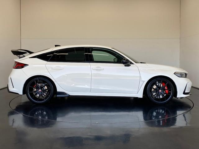 シビック タイプR レーシングブラックパッケージ 純正MT ワンオーナー 禁煙車 ウルトラスエードダッシュボード/フロントドアライニング 前席(ラックススエード) ワイヤレス充電器 自動防眩ルームミラー エアコンアウトレットノブ(ブラック) ETC(5枚目)