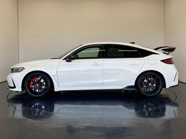 シビック タイプR レーシングブラックパッケージ 純正MT ワンオーナー 禁煙車 ウルトラスエードダッシュボード/フロントドアライニング 前席(ラックススエード) ワイヤレス充電器 自動防眩ルームミラー エアコンアウトレットノブ(ブラック) ETC(6枚目)