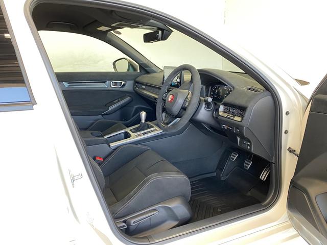 シビック タイプR レーシングブラックパッケージ 純正MT ワンオーナー 禁煙車 ウルトラスエードダッシュボード/フロントドアライニング 前席(ラックススエード) ワイヤレス充電器 自動防眩ルームミラー エアコンアウトレットノブ(ブラック) ETC(7枚目)