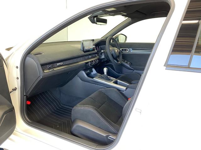 シビック タイプR レーシングブラックパッケージ 純正MT ワンオーナー 禁煙車 ウルトラスエードダッシュボード/フロントドアライニング 前席(ラックススエード) ワイヤレス充電器 自動防眩ルームミラー エアコンアウトレットノブ(ブラック) ETC(10枚目)