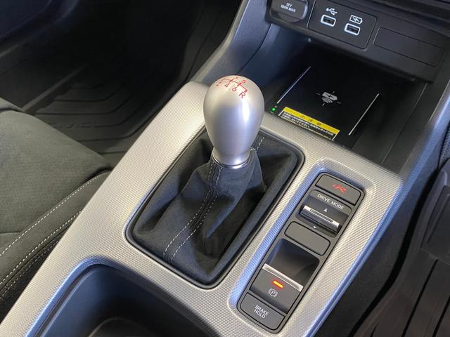 シビック タイプR レーシングブラックパッケージ 純正MT ワンオーナー 禁煙車 ウルトラスエードダッシュボード/フロントドアライニング 前席(ラックススエード) ワイヤレス充電器 自動防眩ルームミラー エアコンアウトレットノブ(ブラック) ETC(17枚目)