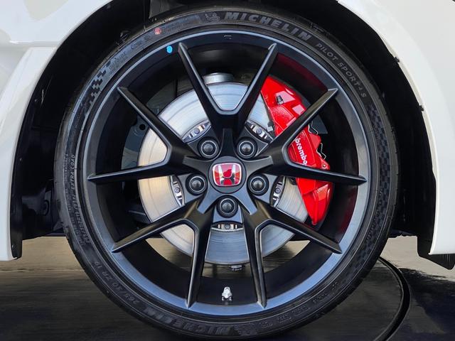 シビック タイプR レーシングブラックパッケージ 純正MT ワンオーナー 禁煙車 ウルトラスエードダッシュボード/フロントドアライニング 前席(ラックススエード) ワイヤレス充電器 自動防眩ルームミラー エアコンアウトレットノブ(ブラック) ETC(21枚目)