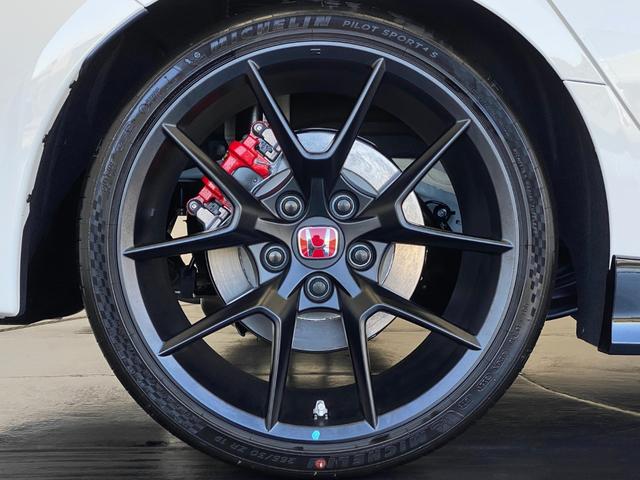 シビック タイプR レーシングブラックパッケージ 純正MT ワンオーナー 禁煙車 ウルトラスエードダッシュボード/フロントドアライニング 前席(ラックススエード) ワイヤレス充電器 自動防眩ルームミラー エアコンアウトレットノブ(ブラック) ETC(23枚目)