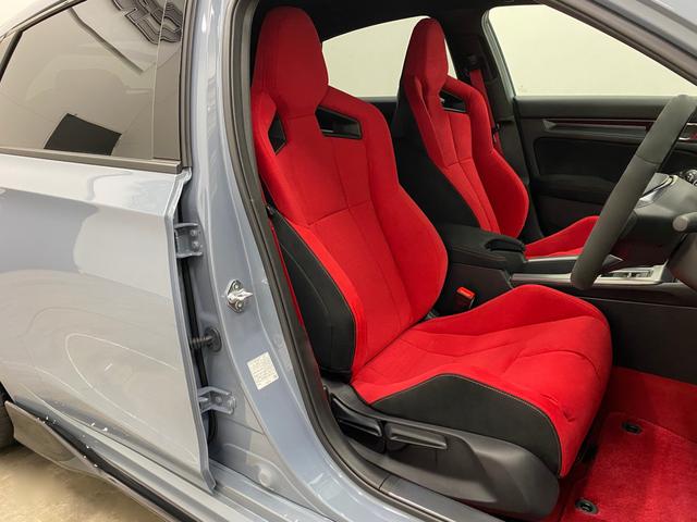 シビック タイプR 純正MT ワンオーナー 禁煙車 純正フロアマット タイプR専用Fグリル タイプR専用エアロダイナミクスカラードバンパー タイプR専用リアスポイラー Brembo製フロントアルミ対向4ポットキャリパー(6枚目)