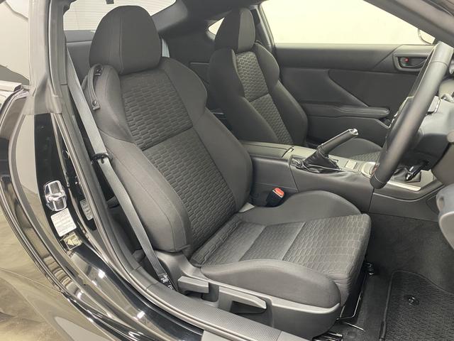 ＧＲ８６ ＳＺ　純正ＭＴ　ＴＲＤスポーツサイドバイザー　ＧＲエアロスタビライジングカバー　純正フロアマット　セルスター製前後ドラレコ　ＢＳＭ　リア３面プライバシーフィルム　本革巻き３本スポークステアリングホイール（6枚目）