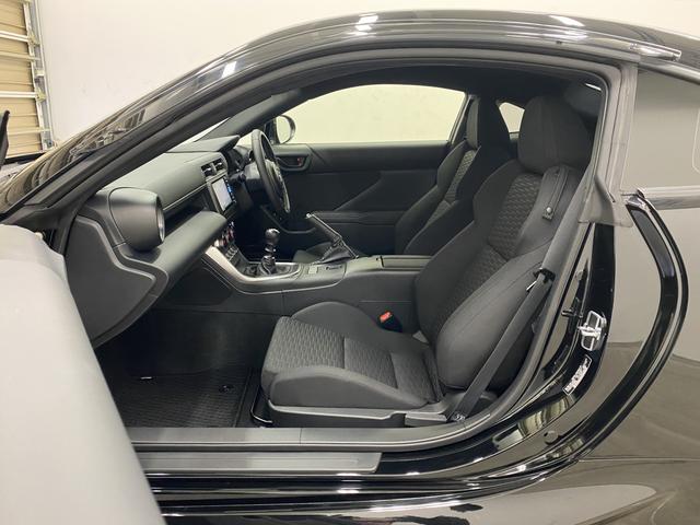 ＧＲ８６ ＳＺ　純正ＭＴ　ＴＲＤスポーツサイドバイザー　ＧＲエアロスタビライジングカバー　純正フロアマット　セルスター製前後ドラレコ　ＢＳＭ　リア３面プライバシーフィルム　本革巻き３本スポークステアリングホイール（10枚目）