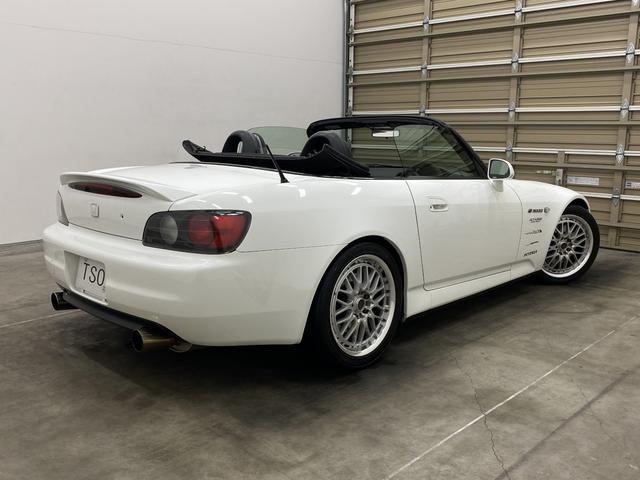 Ｓ２０００ ベースグレード　純正ＭＴ　ＦＵＪＩＴＳＵＢＯマフラー　ＨＫＳ車高調　ｍｏｍｏステアリング　ＲＡＹＳボルクレーシングアルミホイール　ＣＵＳＣＯタワーバー　純正フロアマット　ＥＴＣ　電動ソフトトップ　アルミシフトノブ（4枚目）