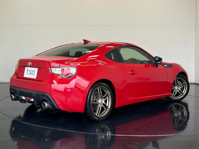 ＡＶＳアルミホイール　トヨタ純正ＳＤナビ（ＮＳＬＮ－Ｗ６２）　バックカメラ　ＥＴＣ　社外ローダウンスプリング　プロジェクター式ヘッドランプ　パドルシフト　ＶＳＣスポーツモードスイッチ　アルミペダル