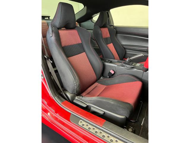 ＡＶＳアルミホイール　トヨタ純正ＳＤナビ（ＮＳＬＮ－Ｗ６２）　バックカメラ　ＥＴＣ　社外ローダウンスプリング　プロジェクター式ヘッドランプ　パドルシフト　ＶＳＣスポーツモードスイッチ　アルミペダル