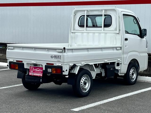 ハイゼットトラック スタンダードＳＡＩＩＩｔ　届出済未使用車／スマートアシスト／衝突被害軽減ブレーキ／コーナーセンサー／オートライト／オートハイビーム／アイドリングストップ／自社保証付き／車線逸脱抑制制御機能／府見間違い防止機能付／オーディオレス（2枚目）
